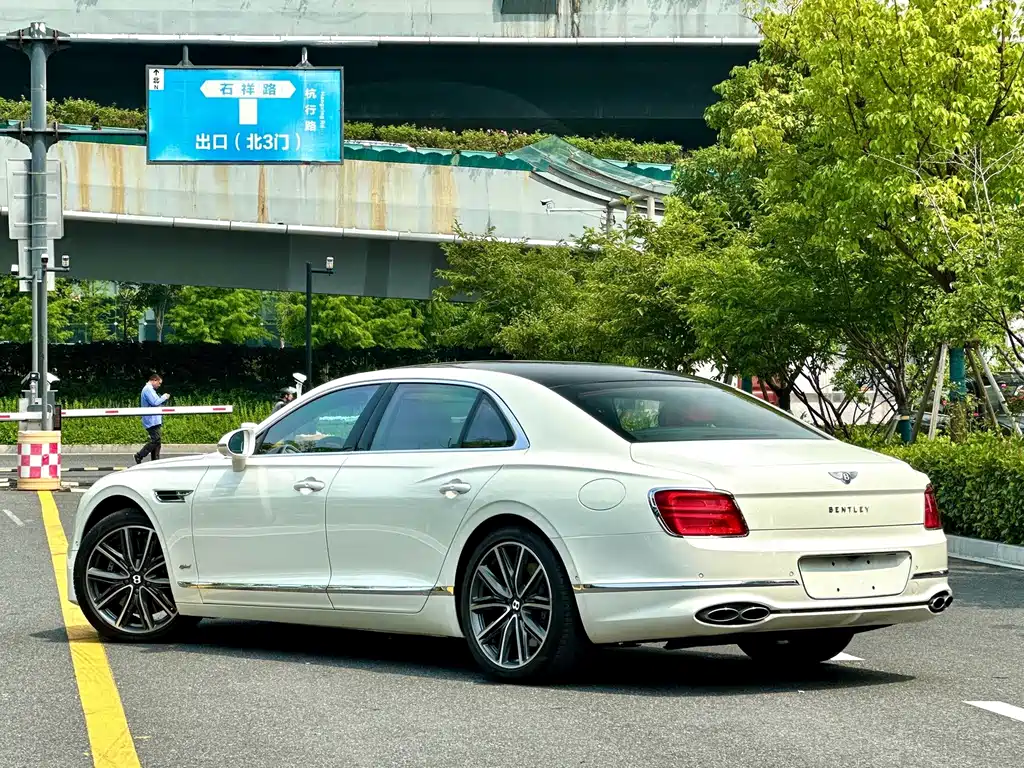Bentley Flying Spur PHEV — миниатюра 6