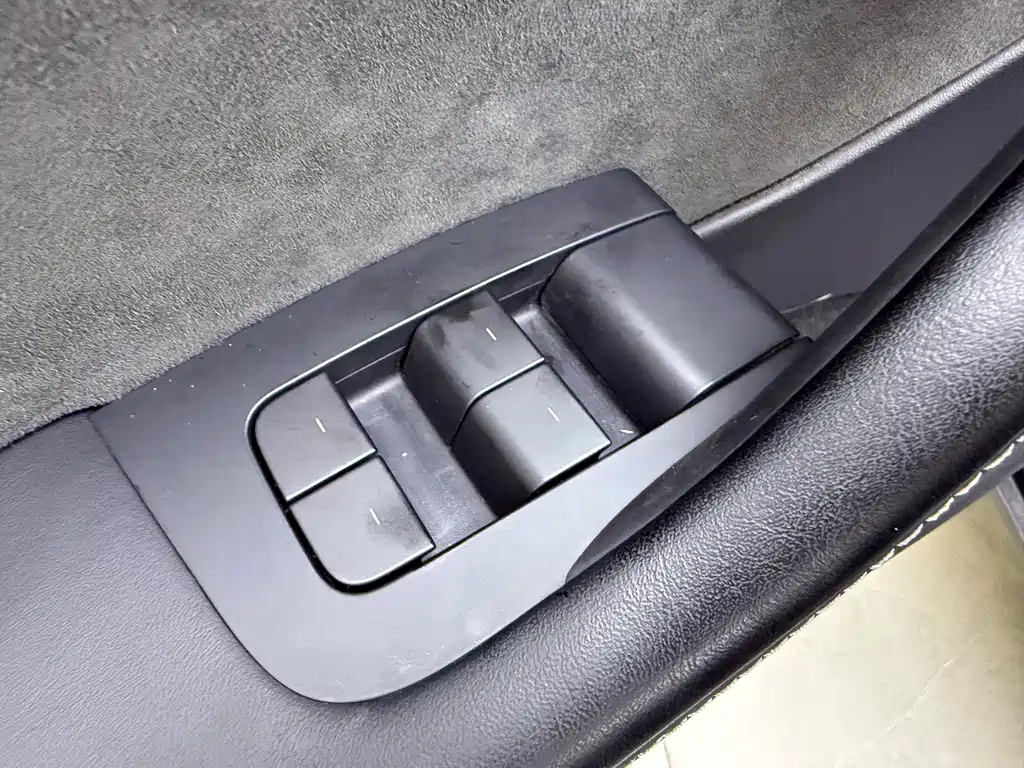 Tesla Model Y — миниатюра 17