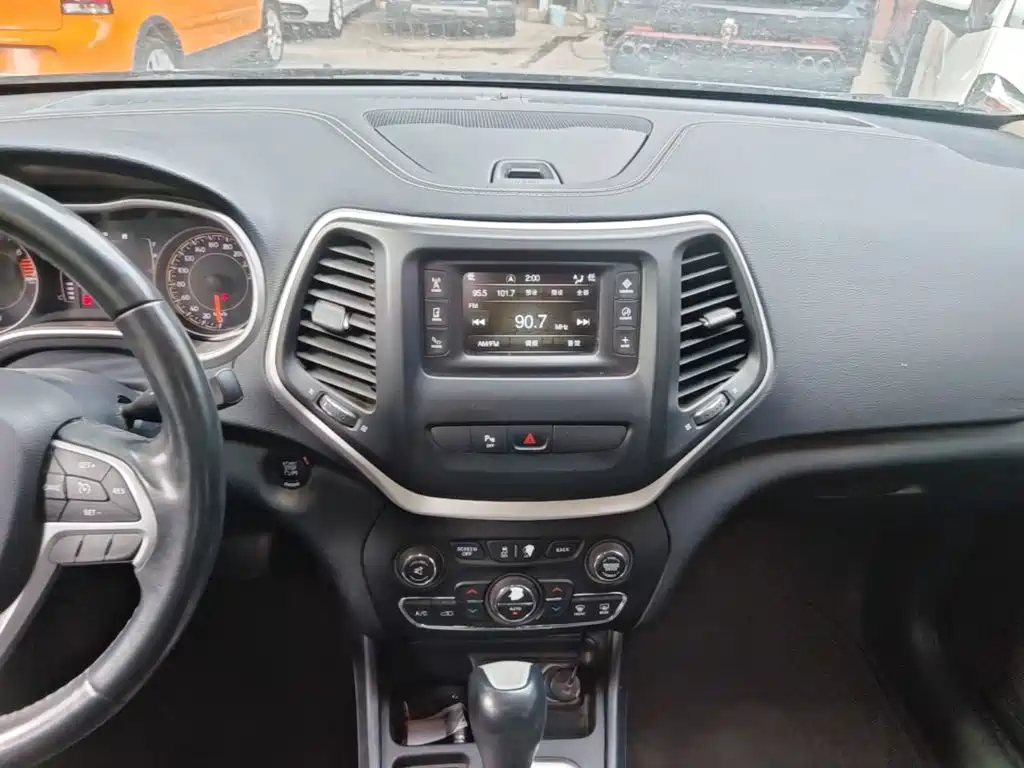 Jeep Cherokee — миниатюра 13