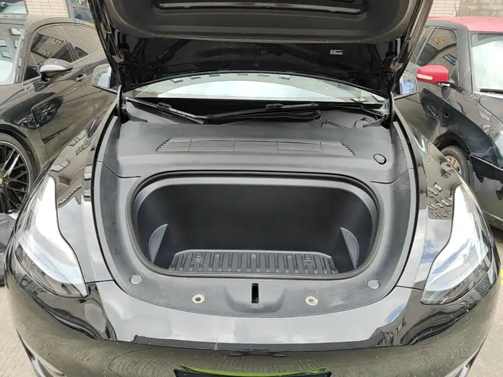 Tesla Model Y — миниатюра 20