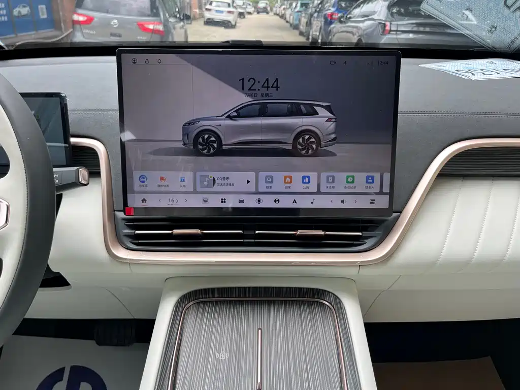 Dongfeng eπ008 2025 210Ultra 5 мест