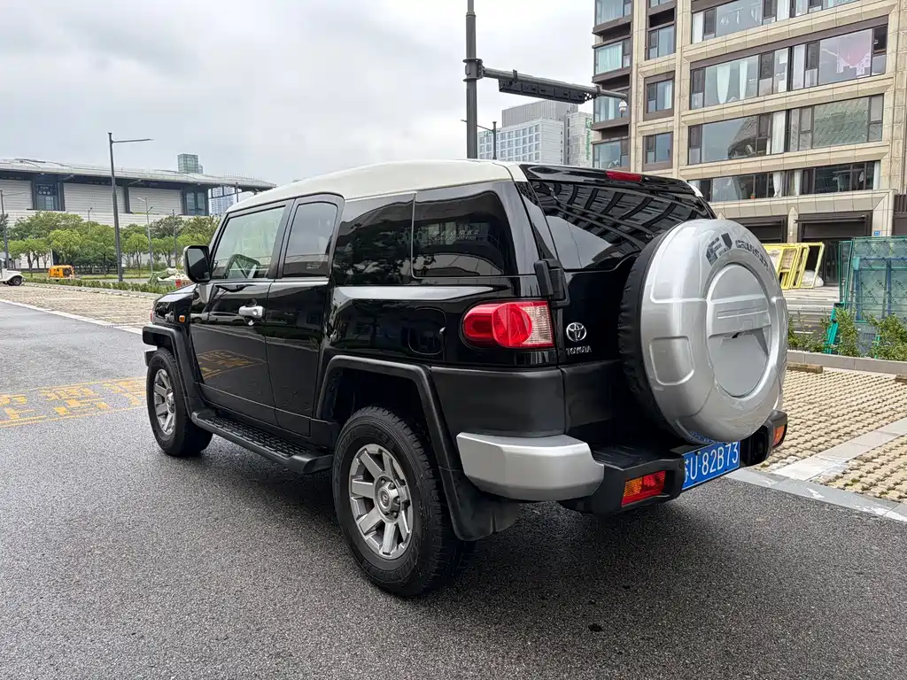 Toyota FJ Cruiser — миниатюра 7