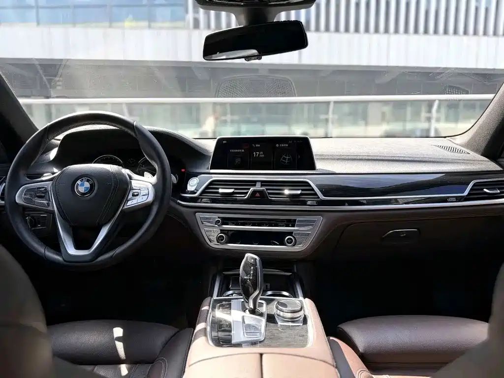 BMW 7 Series — миниатюра 6