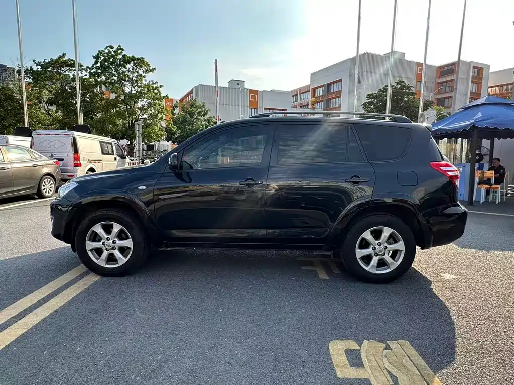 Toyota RAV4 — миниатюра 5