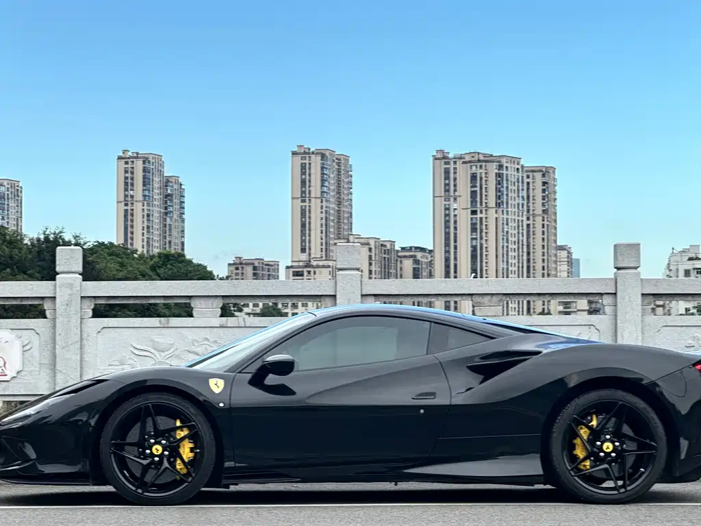 FERRARI  F8