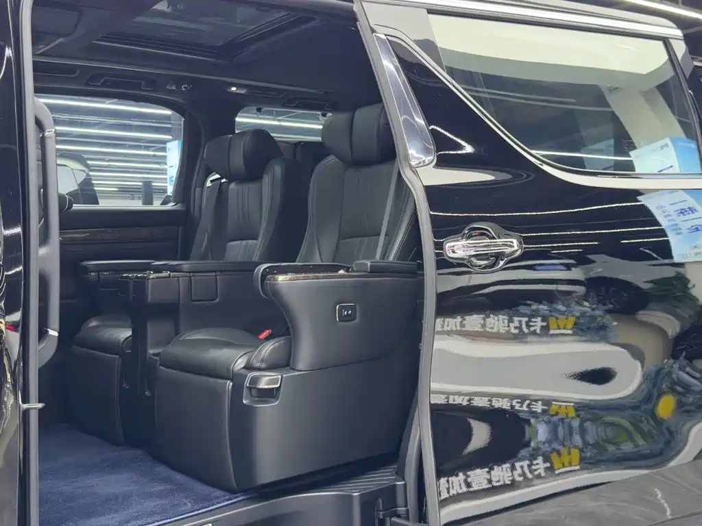 Toyota Alphard — миниатюра 9