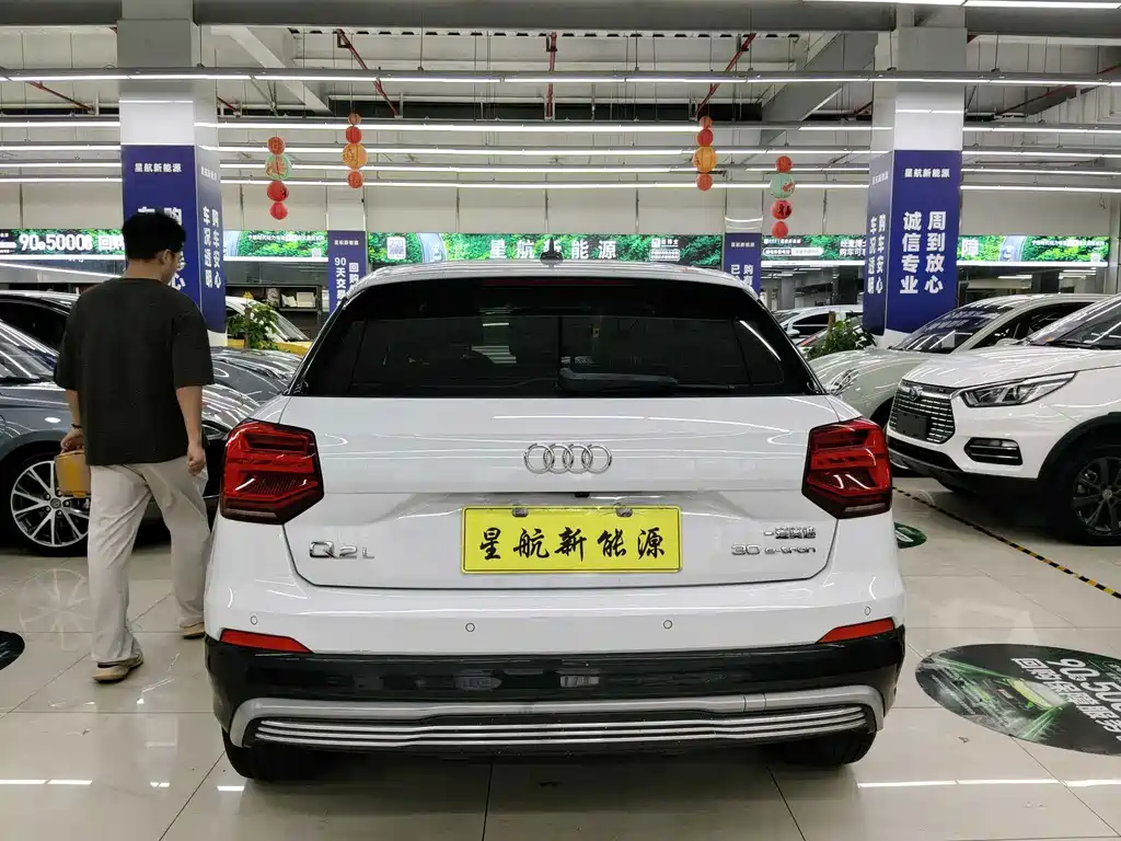 Audi Q2L e-tron — миниатюра 8