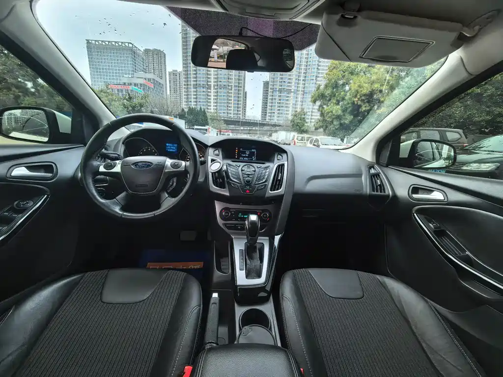 Ford Focus 2012 1.6L AT