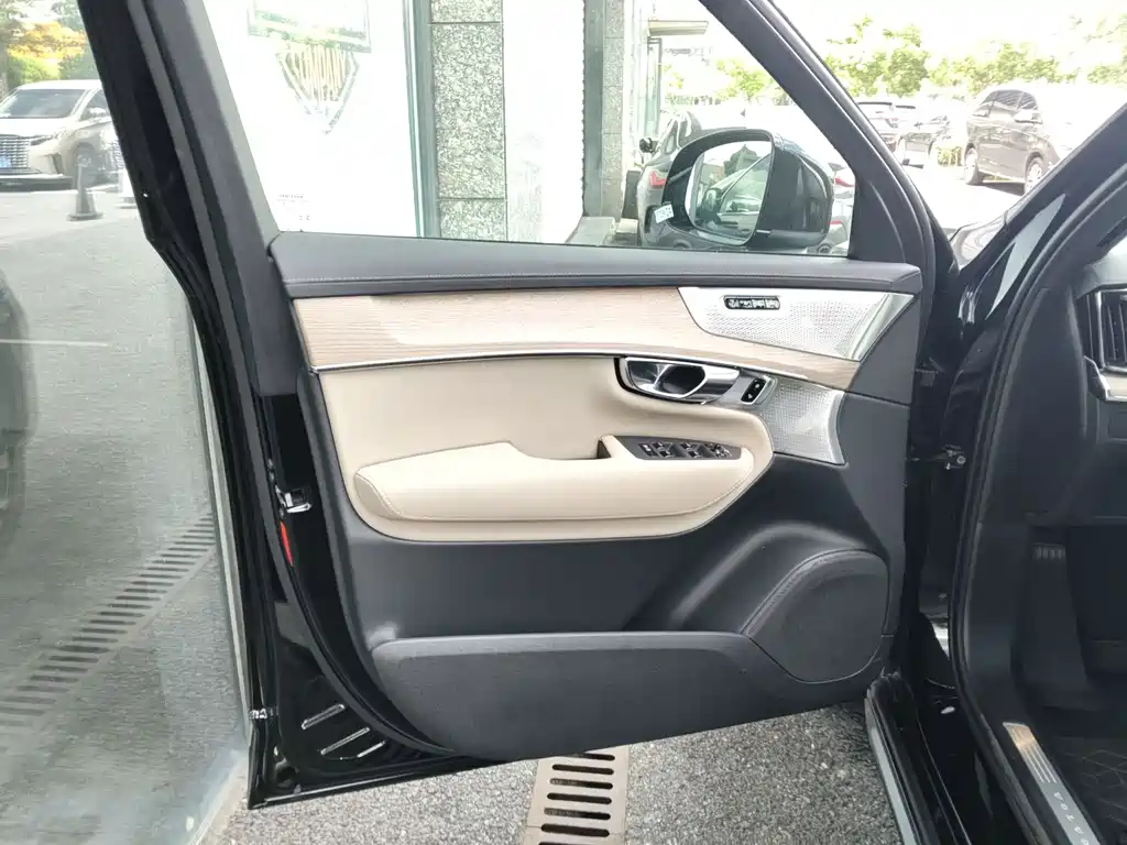 Volvo XC90 PHEV — миниатюра 12