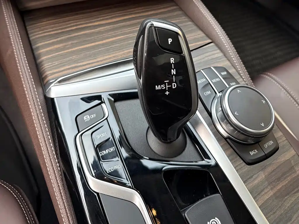 BMW 5 Series — миниатюра 13