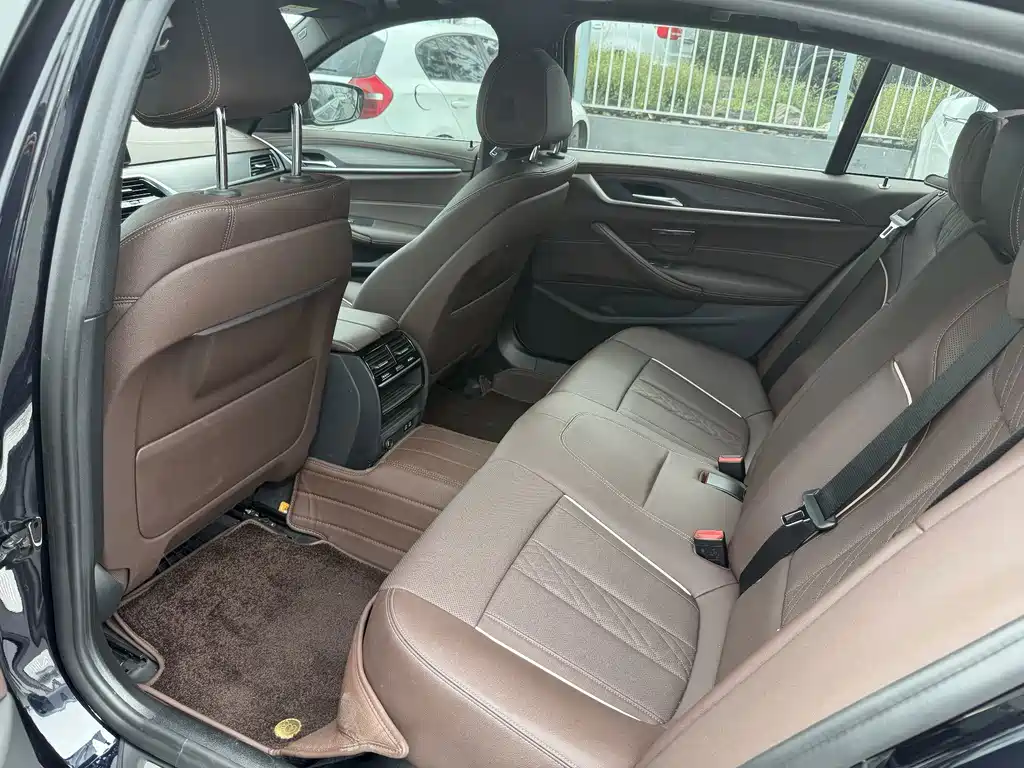 BMW 5 Series — миниатюра 14