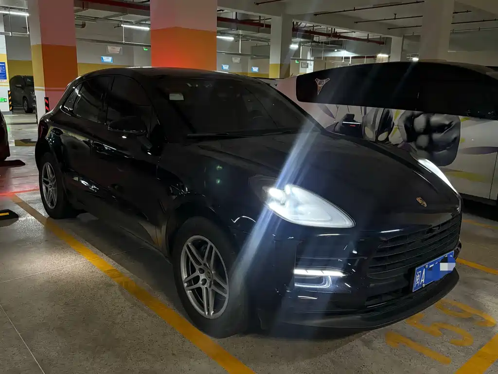 PORSCHE MACAN