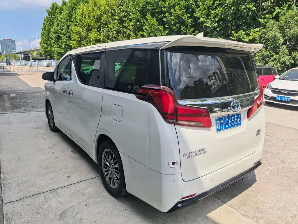 Toyota Alphard — миниатюра 4