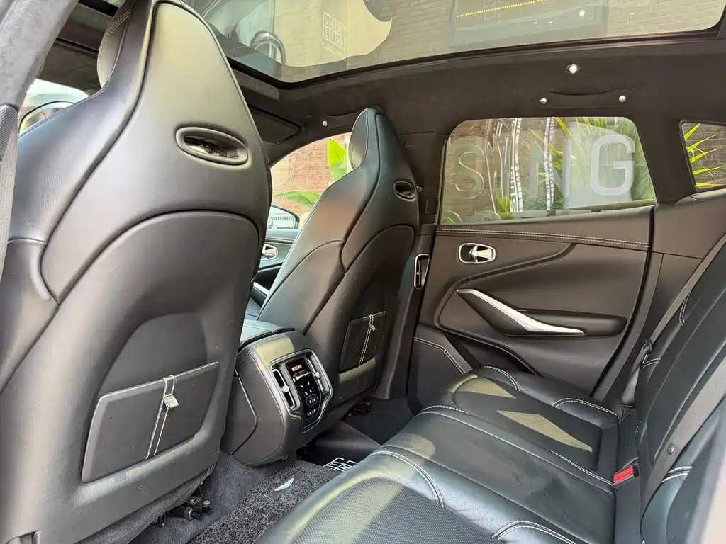 Aston Martin DBX 2021 4.0T V8