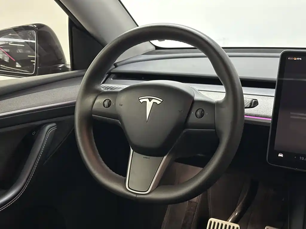 Tesla Model Y — миниатюра 16