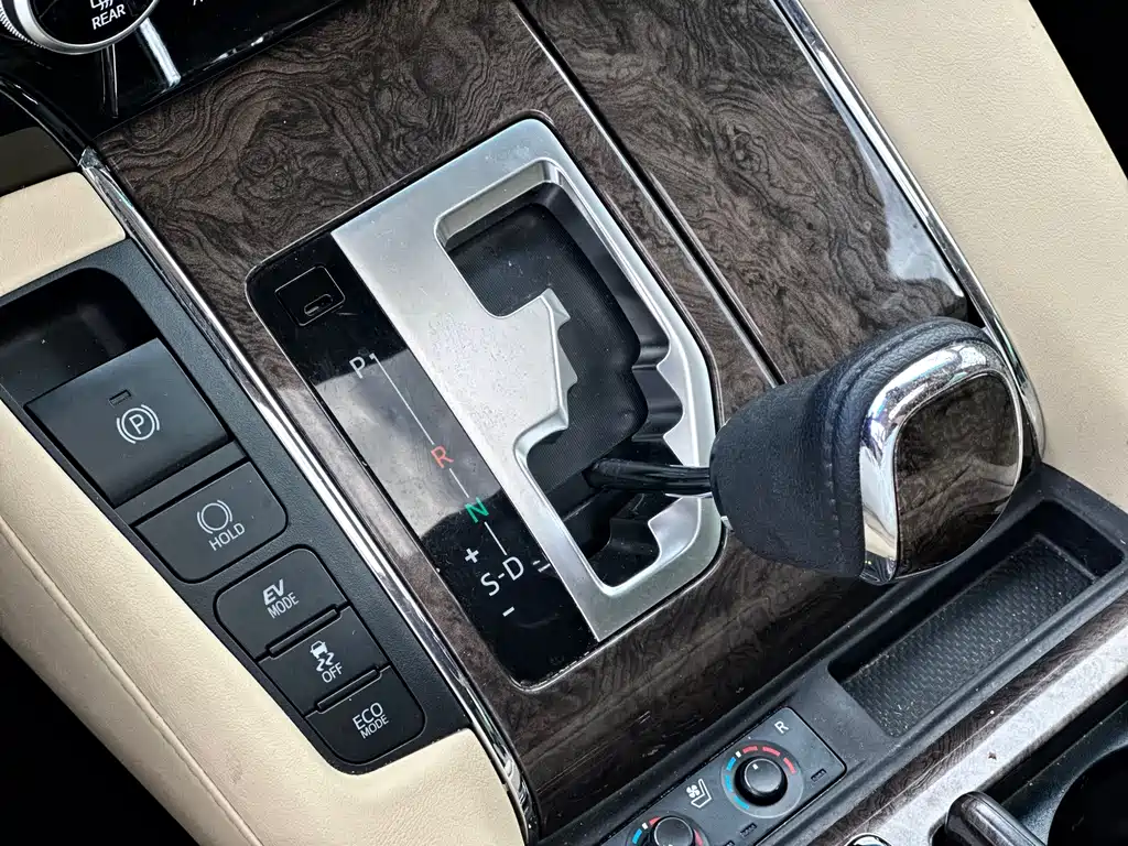 Toyota Alphard — миниатюра 16