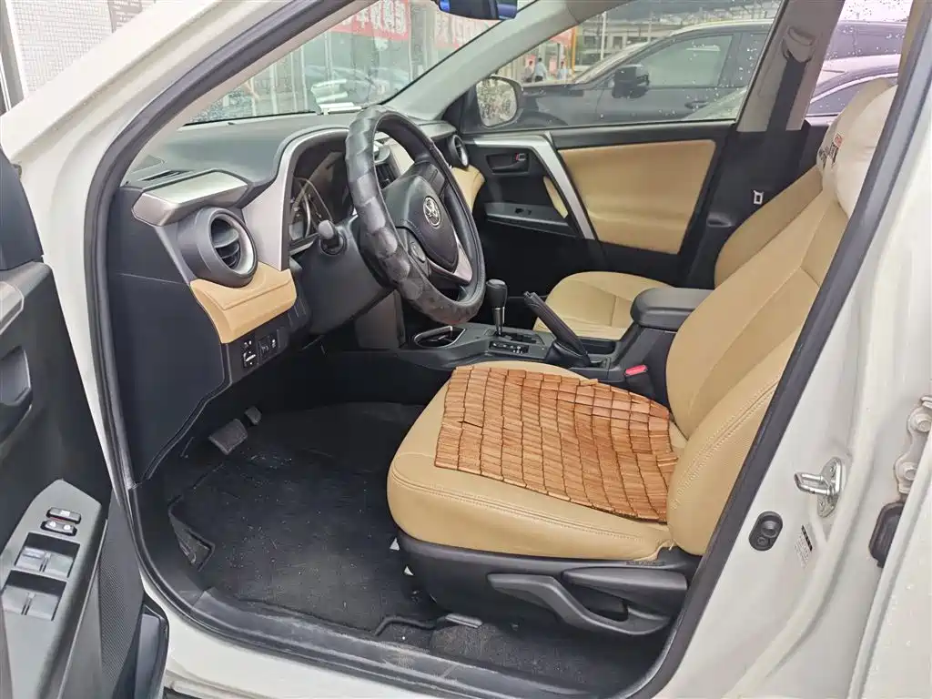 Toyota RAV4 — миниатюра 4