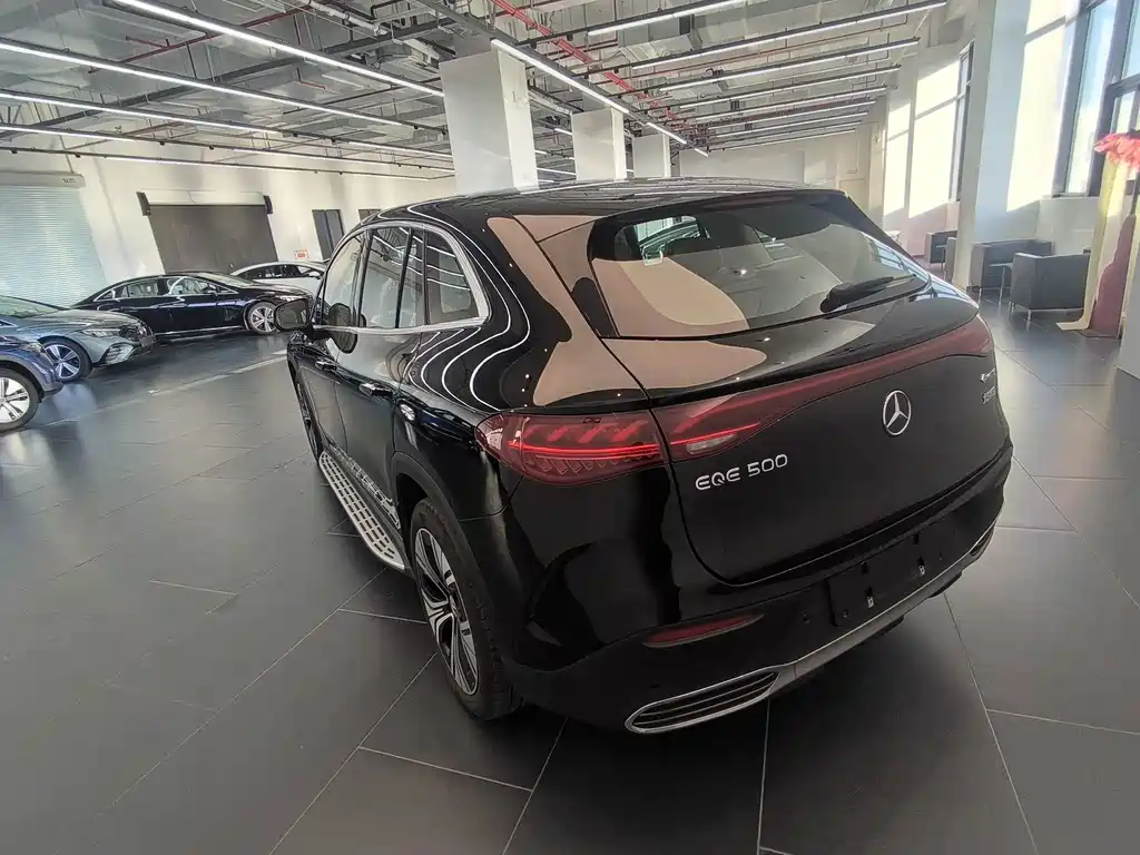 Mercedes-Benz EQE SUV — миниатюра 12