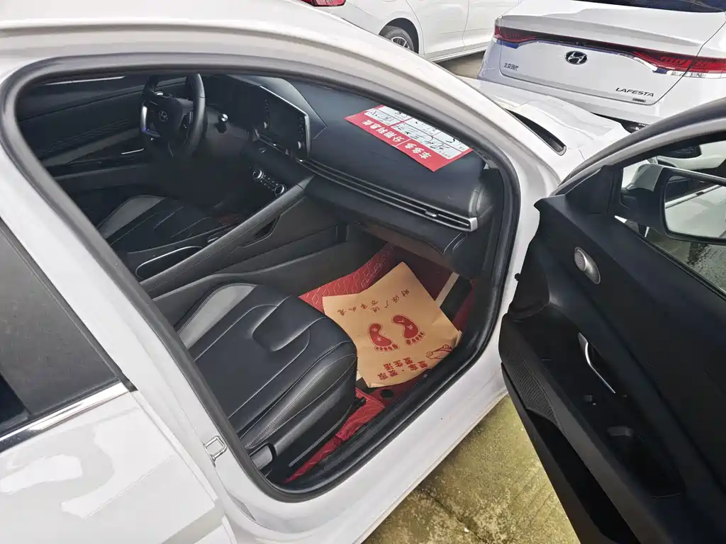 Hyundai Elantra — миниатюра 10