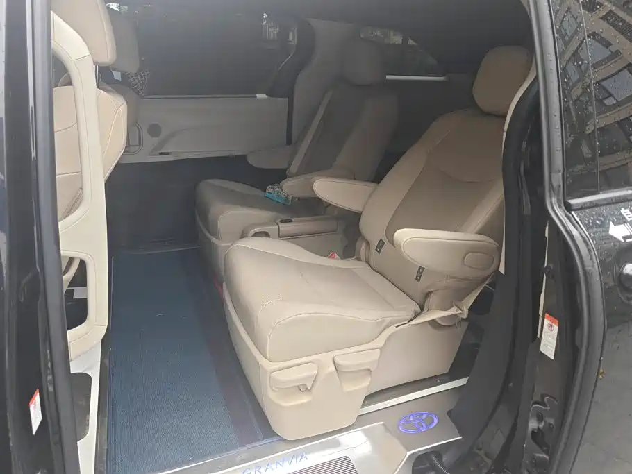 Toyota Granvia — миниатюра 11
