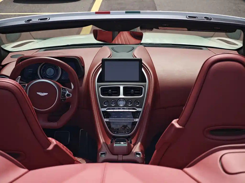 Aston Martin DB11 — миниатюра 15