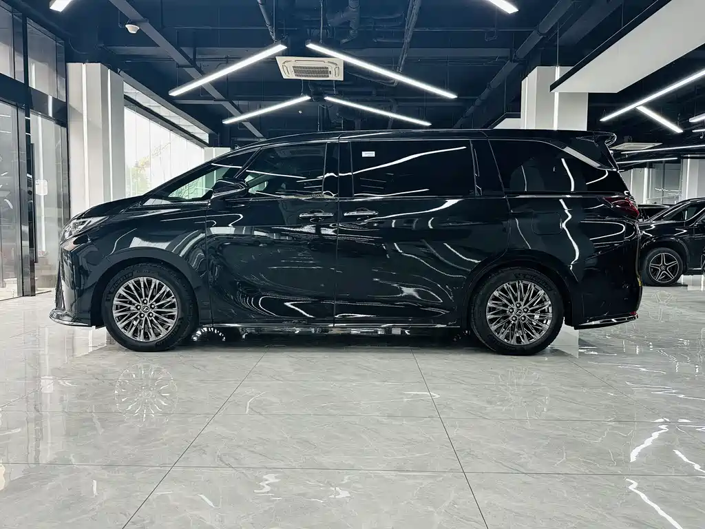 Lexus LM 2025 350h мест