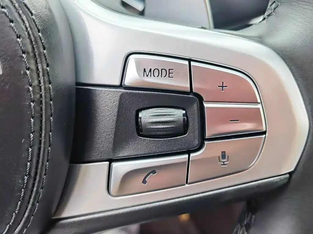 BMW 7 Series — миниатюра 29