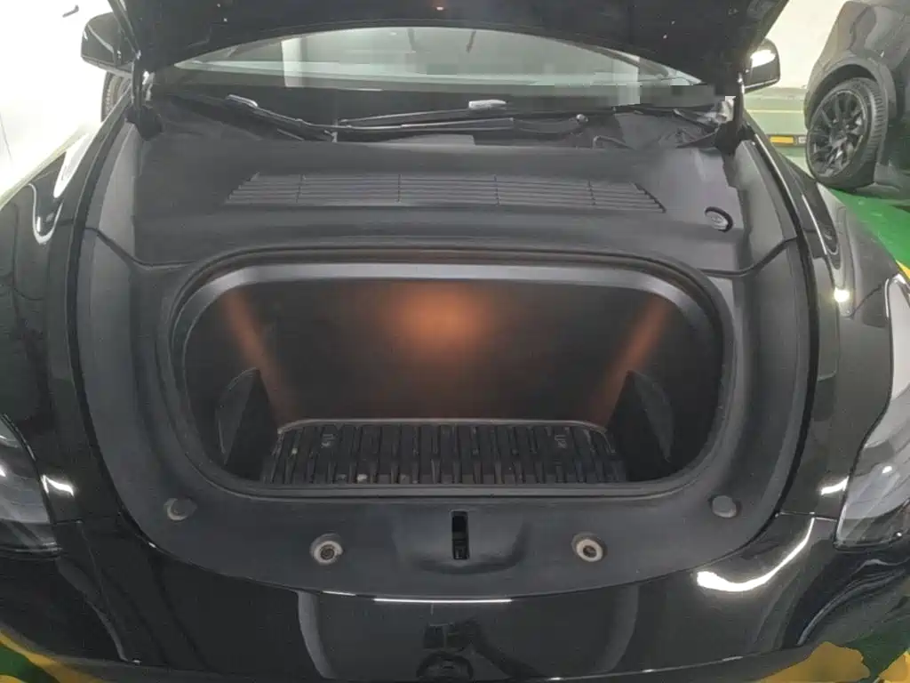 Tesla Model Y — миниатюра 20