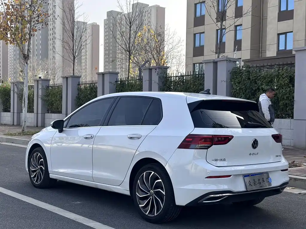 VOLKSWAGEN GOLF