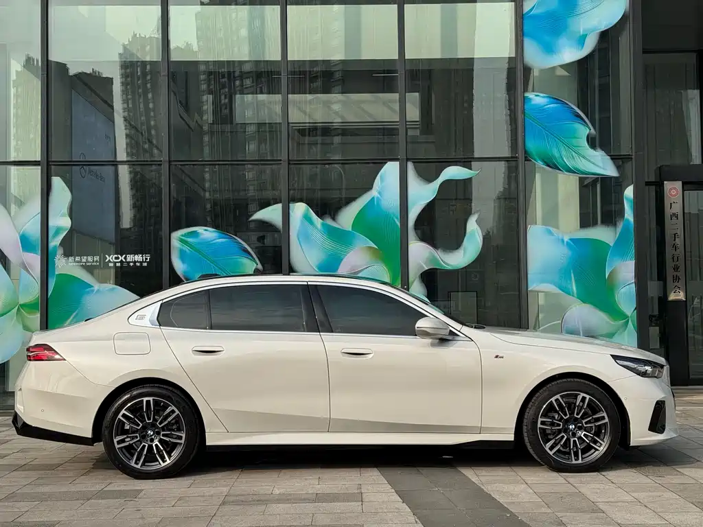 BMW 5 Series — миниатюра 4