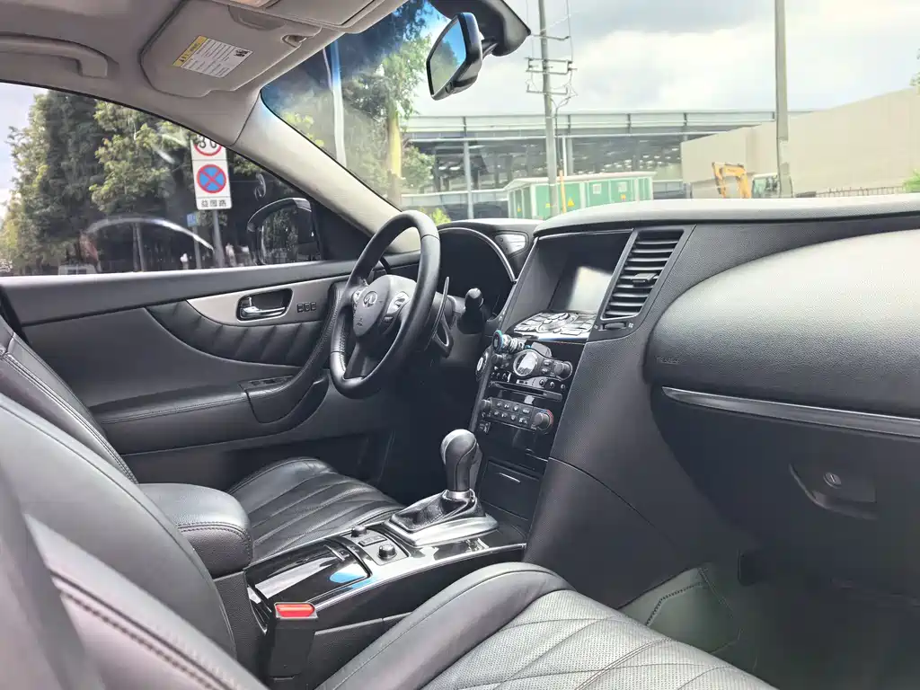 Infiniti QX70 2013 3.7L Standard