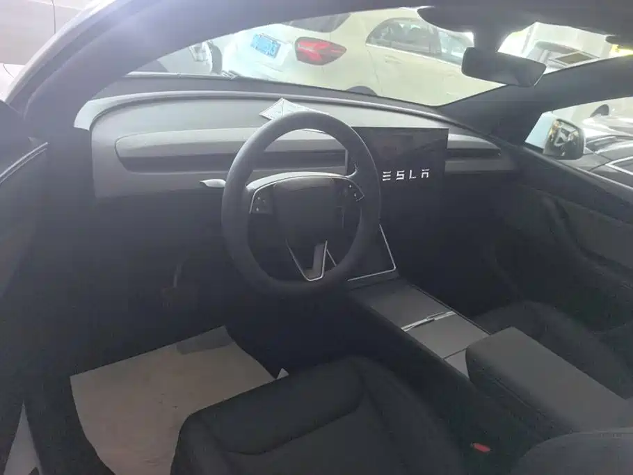 Tesla Model Y — миниатюра 12