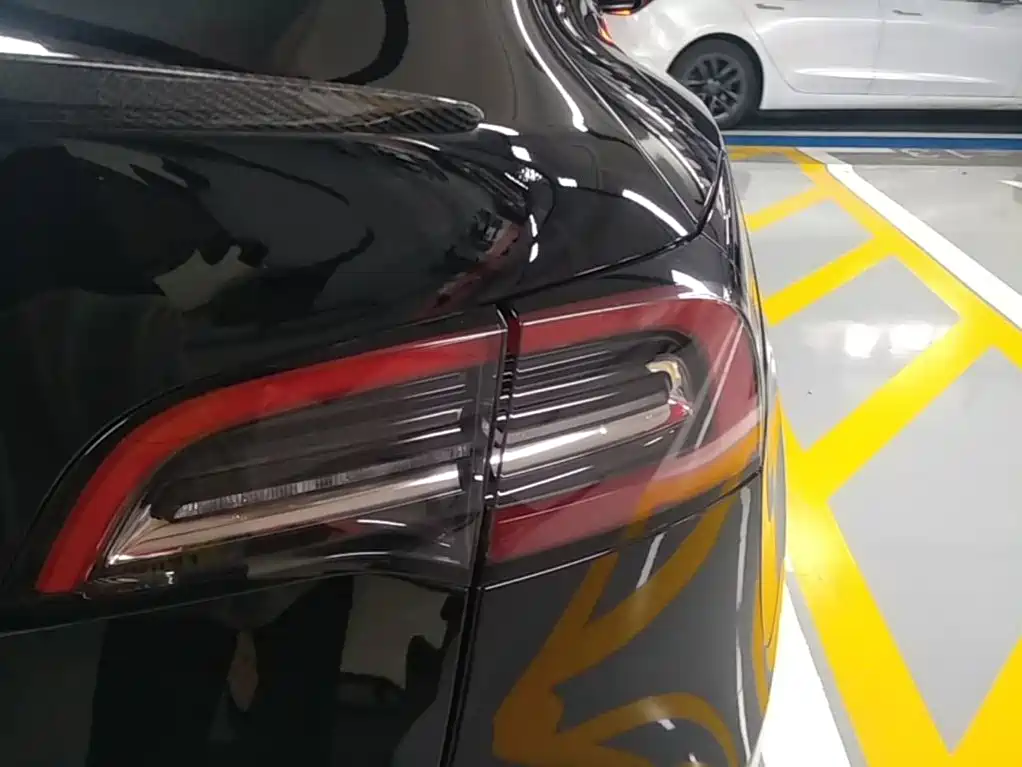 Tesla Model Y — миниатюра 8