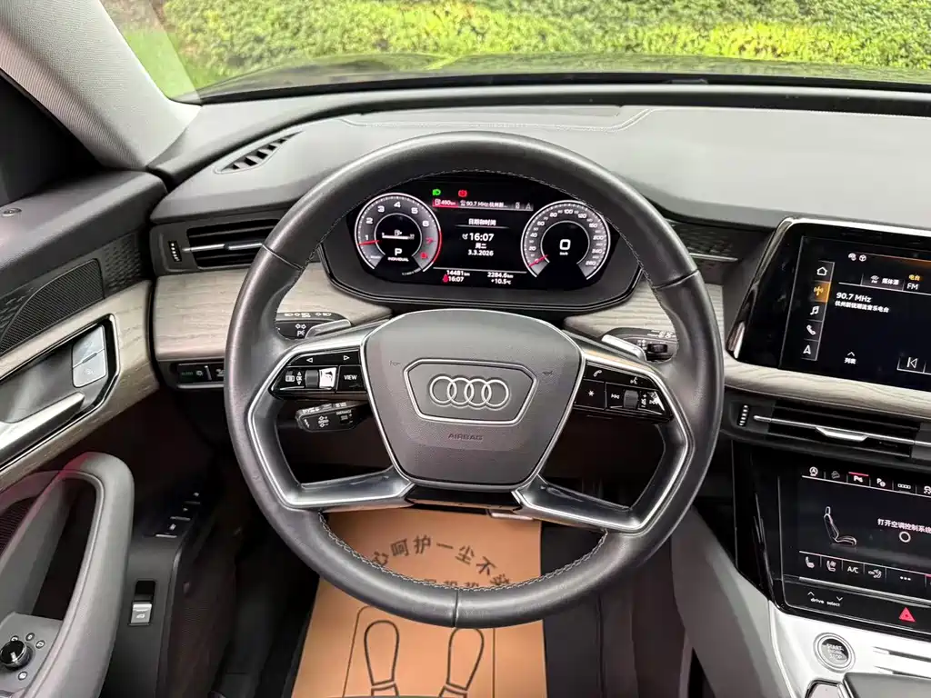 AUDI Q6