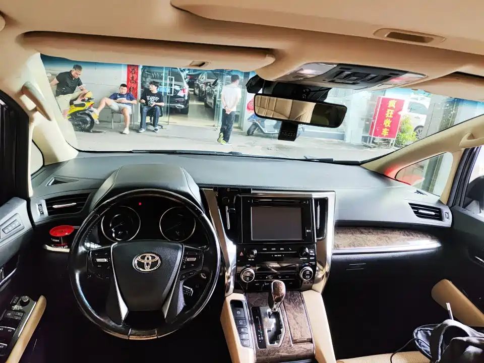 Toyota Alphard — миниатюра 2