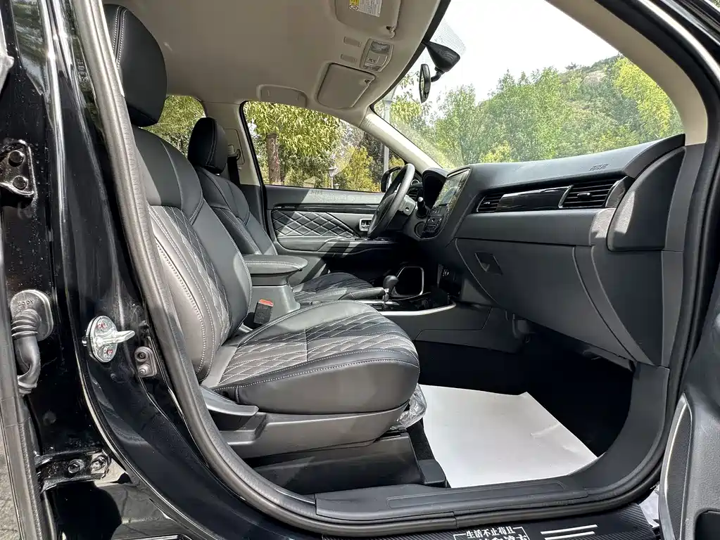 Mitsubishi Outlander — миниатюра 18