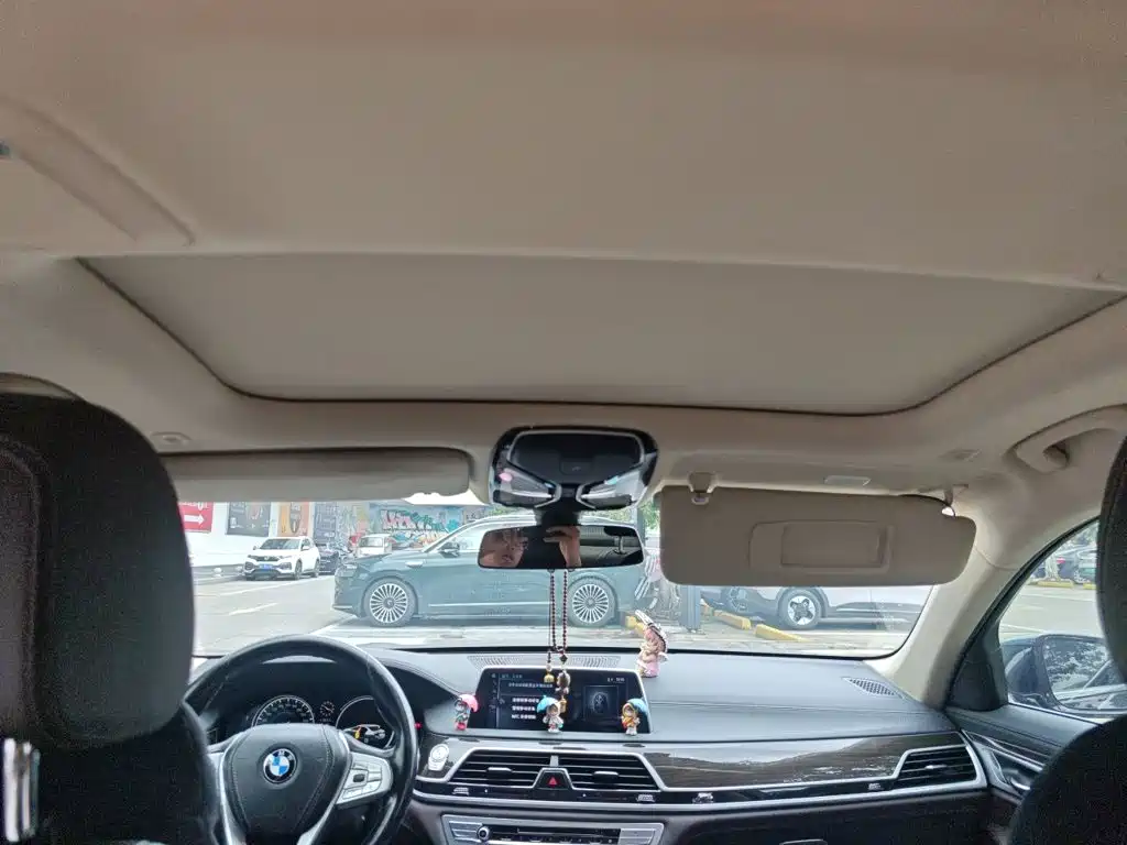 BMW 7 Series — миниатюра 9