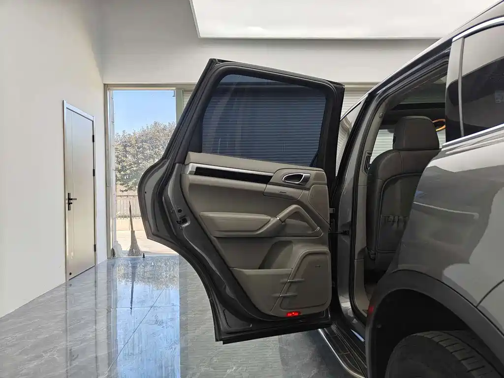 Porsche Cayenne — миниатюра 10