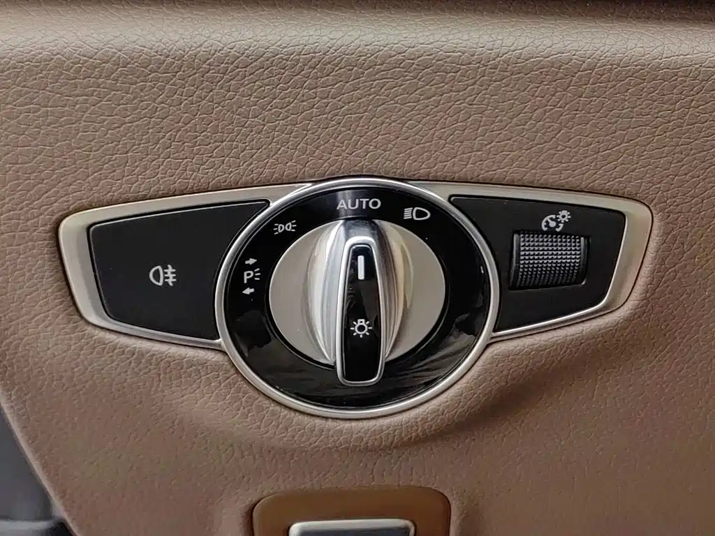 Mercedes-Benz E-Class — миниатюра 21