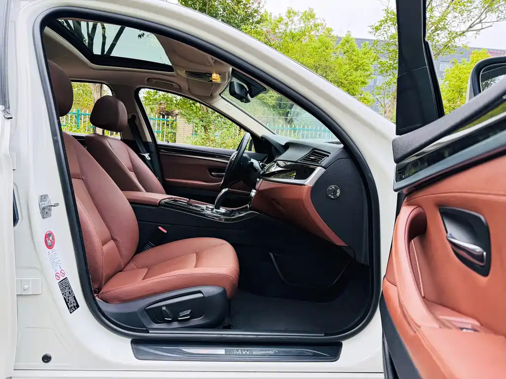 BMW 5 Series — миниатюра 7