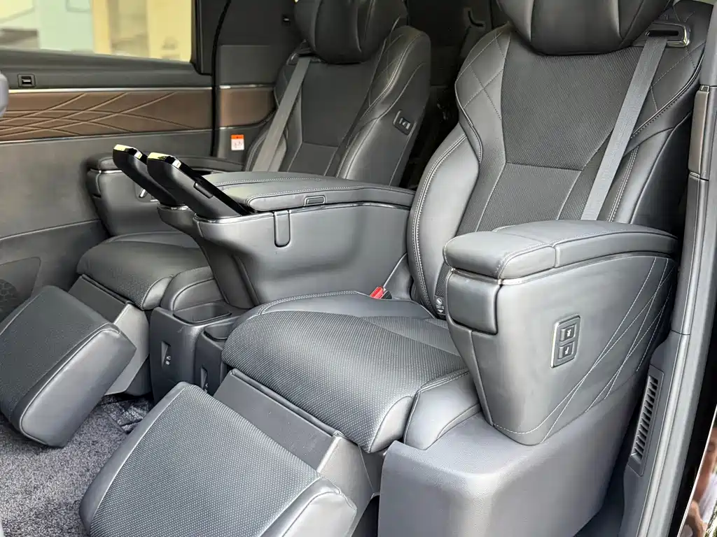 Toyota Vellfire — миниатюра 17