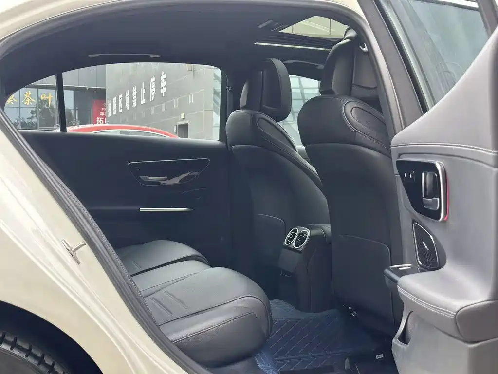 Mercedes-Benz C-Class — миниатюра 13