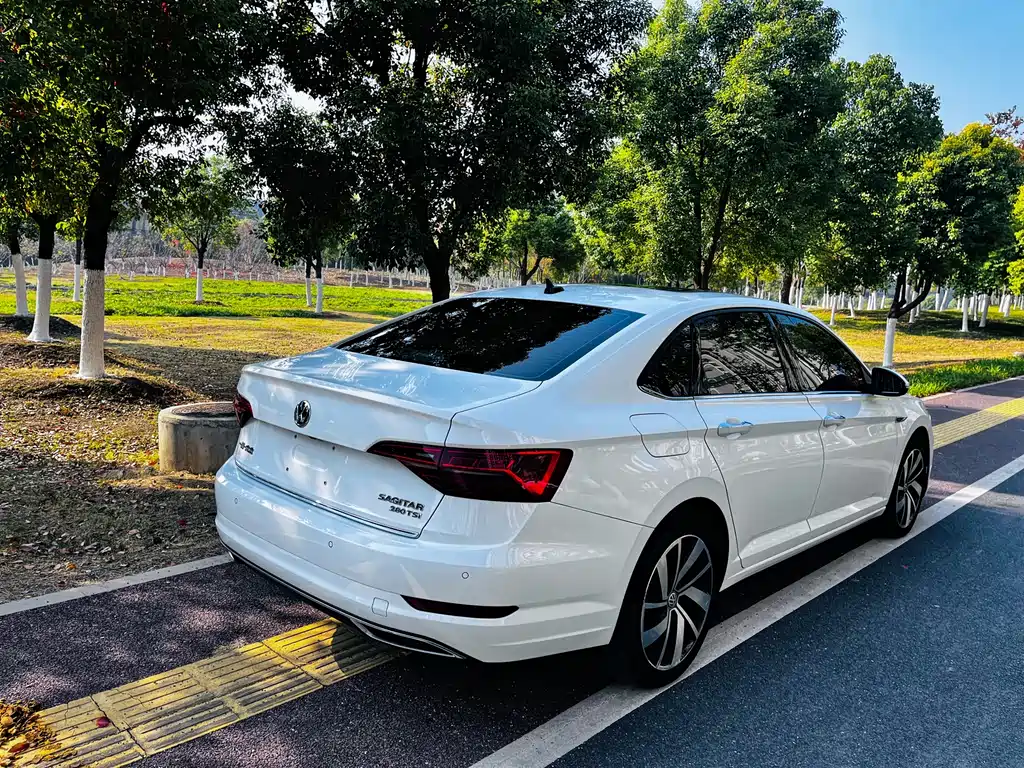 VOLKSWAGEN SAGITAR