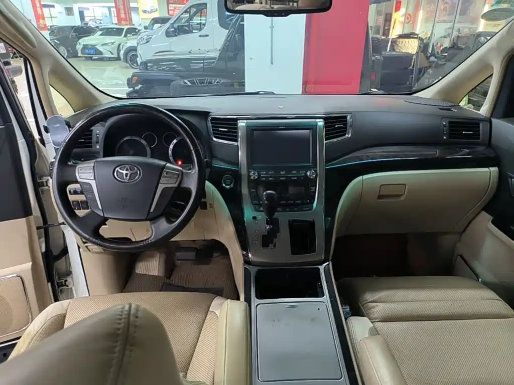Toyota Alphard — миниатюра 10