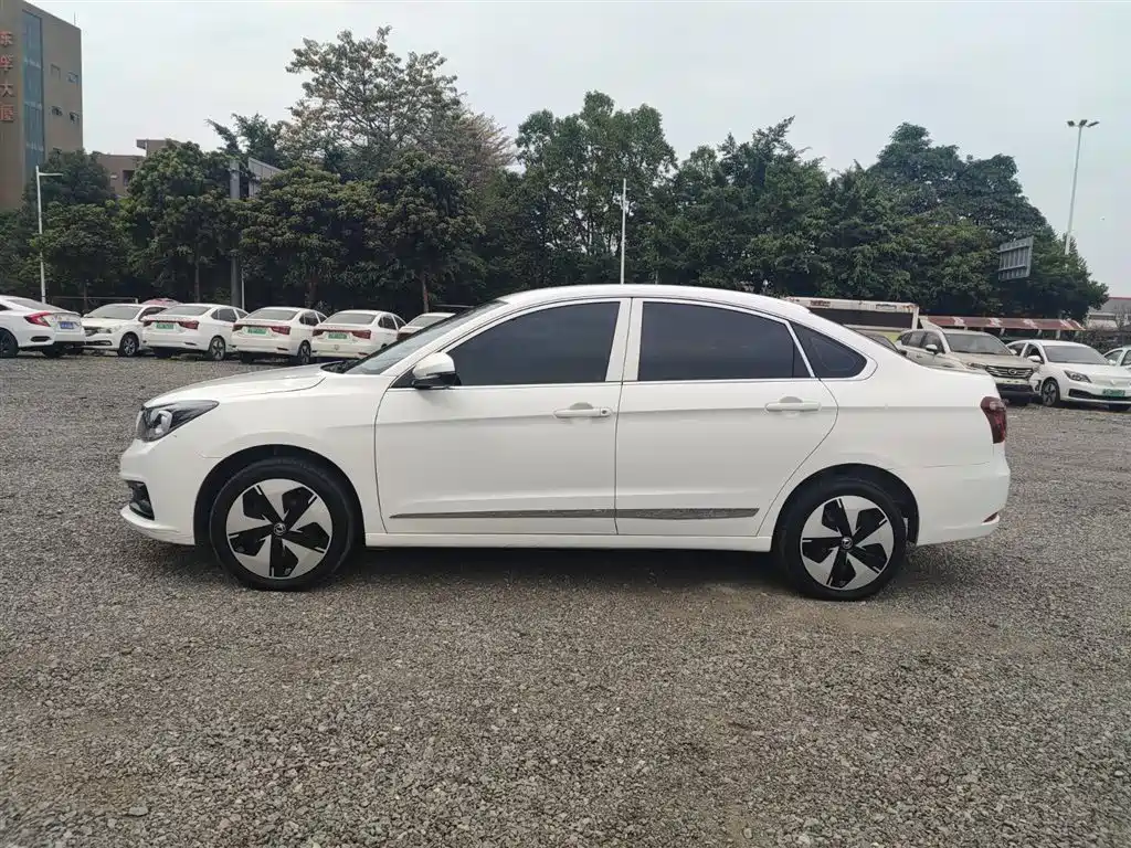 DONGFENG E70