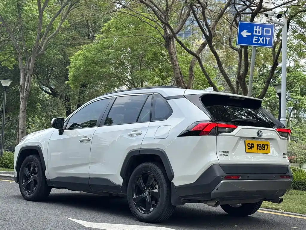 Toyota RAV4 — миниатюра 5
