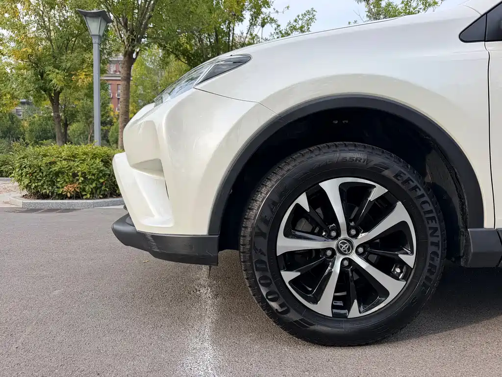 Toyota RAV4 — миниатюра 5