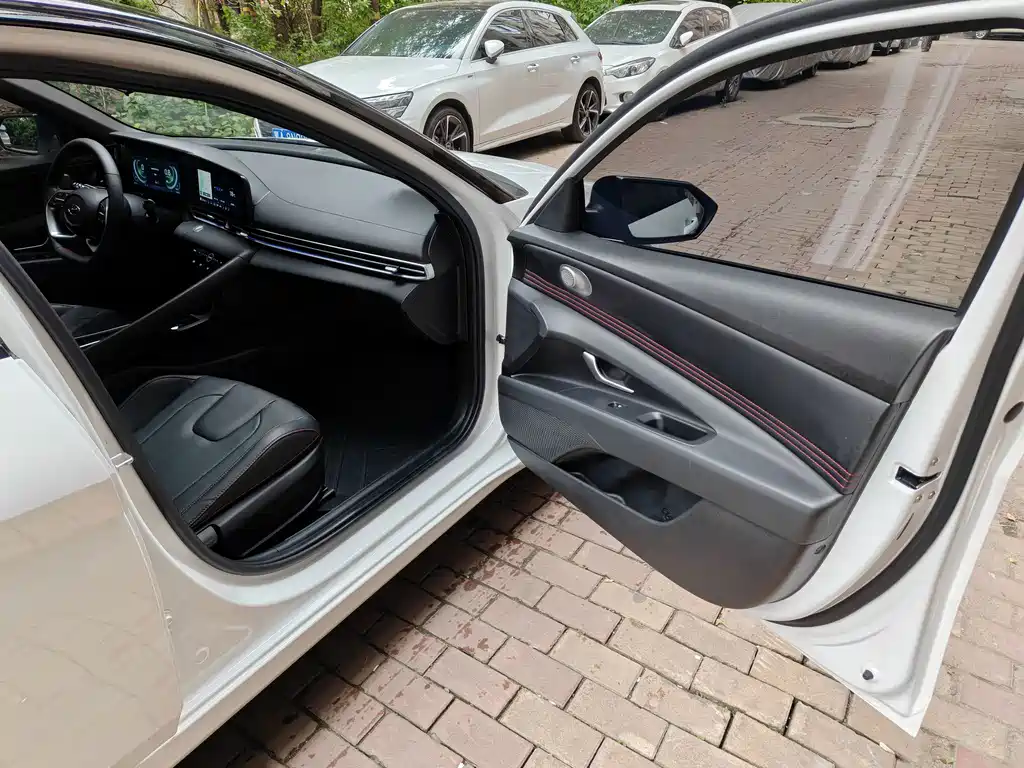 Hyundai Elantra — миниатюра 17
