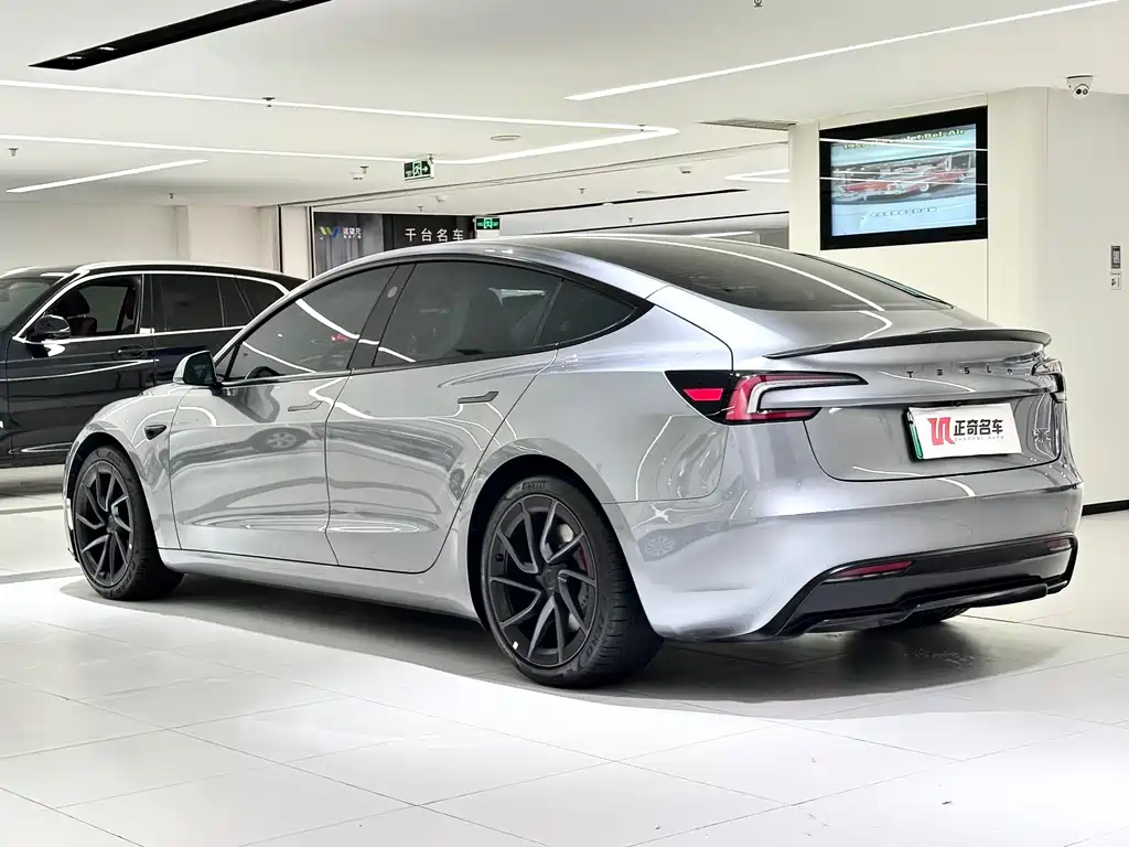 Tesla Model 3 — миниатюра 3