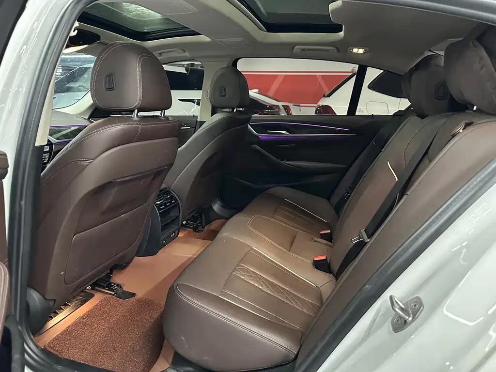 BMW 5 Series New Energy — миниатюра 9